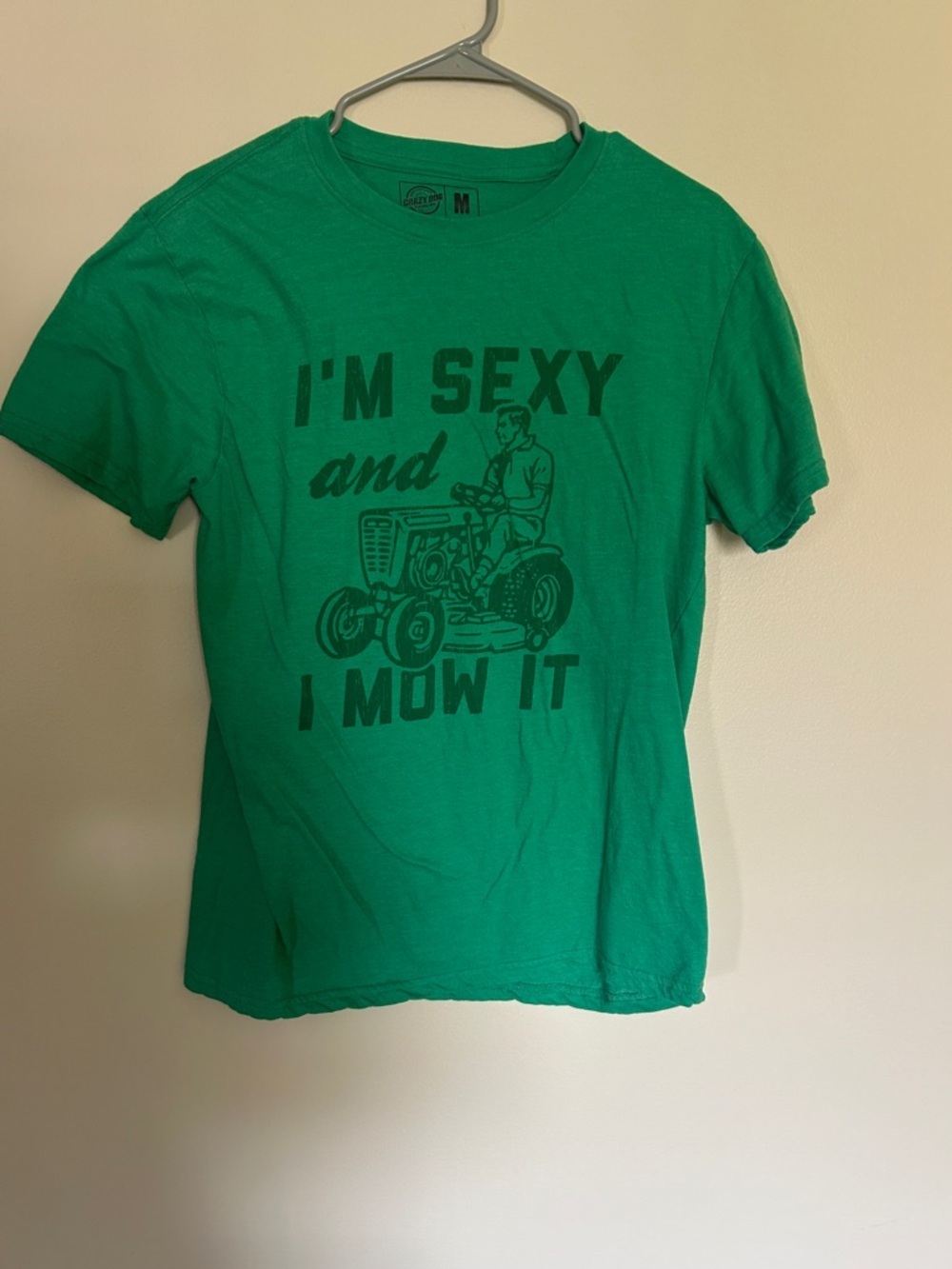 Men’s Medium Funny Lawn Mowing T-Shirt Green Graphic Tee “I’m Sexy and I Mow It”